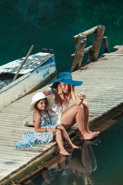 Mutter Und Tochter Sommerkleidern Und Hüten Auf Dem Kopf Genießen — Stockfoto