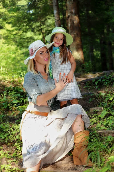 Mãe Pequena Filha Vestidos Verão Com Chapéu Cabeça Desfrutar Floresta — Fotografia de Stock