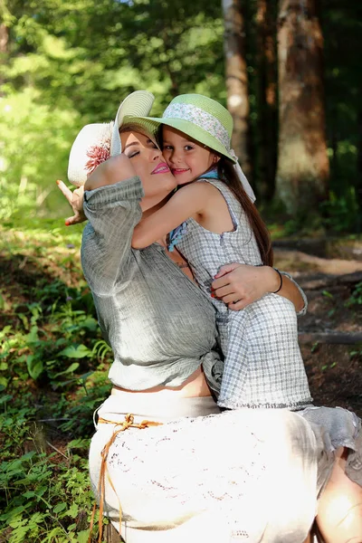 Mãe Pequena Filha Vestidos Verão Com Chapéu Cabeça Desfrutar Floresta — Fotografia de Stock