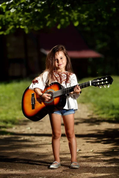 Mała Piękna Dziewczyna Gitarą Ręku Pozuje Cieszy Się Letnim Dniem — Zdjęcie stockowe