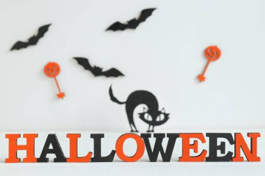 Cadılar Bayramı geçmişi turuncu ve siyah harflerle cadılar bayramı, kara kedi ve yarasalar. Seçici odak