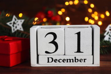 31 Aralık tarihli yeni yıl kompozisyonu, Noel ağacı ve hediye kutusu. Seçici odak, yakın plan.