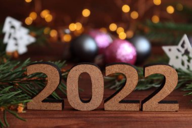 Noel süslü yeni yıl kartı, 2022 numara, Noel ağacı dalları ve bokeh. Seçici odak