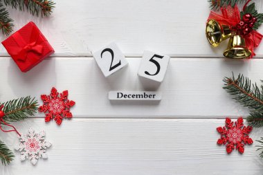 Noel konsepti. 25 Aralık tarihli Noel süslemeleri ve takvimi olan şenlik masası