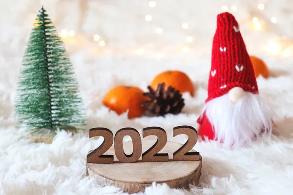 Komik yeni yıl kartı mı yoksa içinde 222 numara oyuncak cüce, Noel ağacı oyuncağı ve mandalina olan Noel kartı mı? Seçici odak.