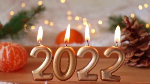 新年背景有闪亮的蜡烛2022年 圣诞装饰 圣诞树枝条和Bokeh 特写镜头 有选择的重点 — 图库视频影像
