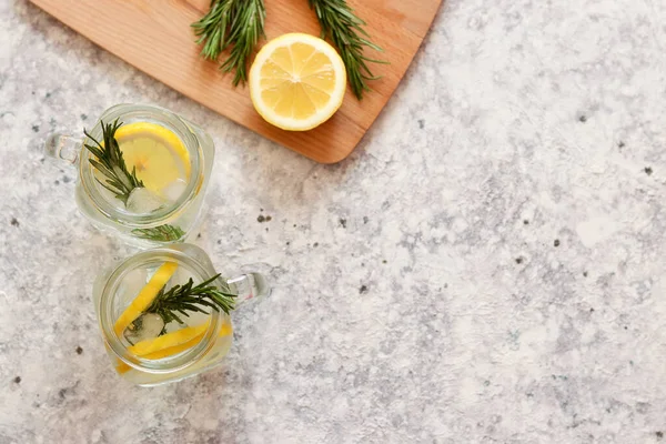 Buzlu, limonlu ve biberiyeli iki kavanoz limonata. Boşluğu metin, üst görünüm, düz yatış için kopyala. Yaz içeceklerini tazeliyorum.