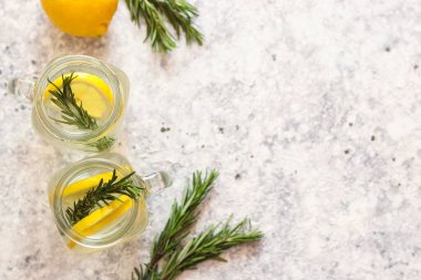 Buzlu, limonlu ve biberiyeli iki kavanoz limonata. Uzayı kopyala, düz yat. Yaz içkilerini tazeliyorum. Seçici odak