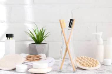 Farklı çevre dostu banyo aksesuarları. Bambu diş fırçaları, kulak çubukları, yüz süngerleri, sabunlar ve çeşitli nemlendiriciler. Sıfır atık