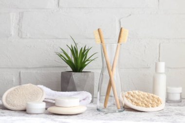 Çevre dostu banyo aksesuarları. Bambu diş fırçaları, kulak çubukları, yüz süngerleri, sabunlar ve çeşitli nemlendiriciler..