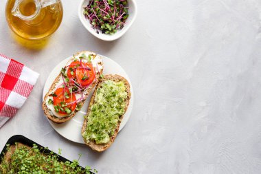 Avokado, domates ve mikro yeşillik. Sağlıklı yiyecekler. Lezzetli ev yapımı aperatif, aperatif ya da kahvaltı. Üst görünüm