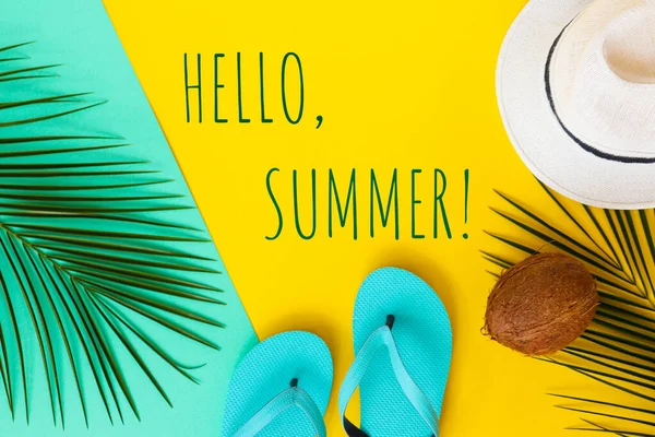 Sommer Grußkarte Aufschrift Hello Sommer Palmblätter Kokosnuss Flip Flops Und — Stockfoto