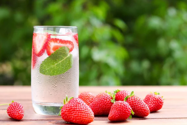 Buzlu taze çilekli limonata ve yeşilliğe karşı nane şekeri. Yaz serinletici içecekler. Seçici odak, metin için alanı kopyala.