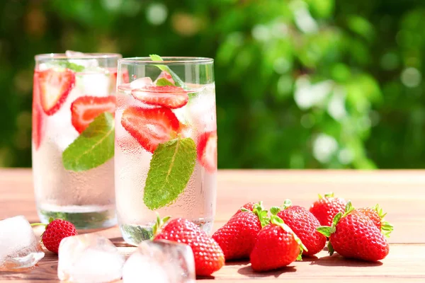 Zwei Gläser Frische Erdbeerlimonade Mit Eis Und Minze Gegen Grün — Stockfoto