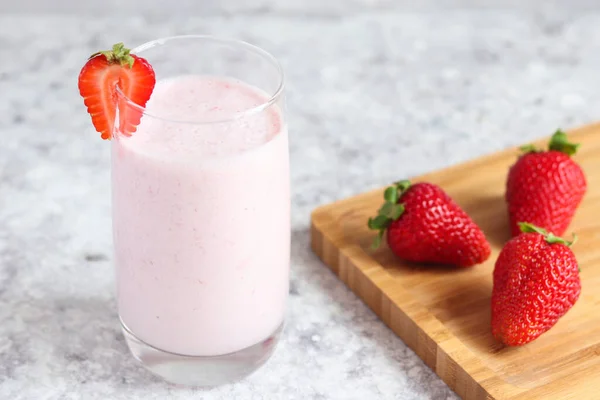 Erdbeer Smoothie Oder Milchshake Glas Auf Dem Tisch Mit Erdbeeren — Stockfoto