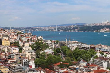İstanbul 'un Galata Kulesi' nden şehrin Avrupa kesimine ve Boğaz veya İstanbul Boğazı 'na panoramik bir görünümü.