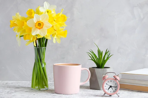 Design Woking Table Succulent Plant Bouquet Daffodils Alarm Clock Cup — Stock Photo, Image