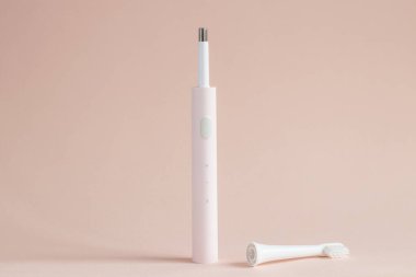 Elektrikli ultrasonik diş fırçasını açık bej arka planda parçaladım. Oral bakım ve diş sağlığı için yenilikçi bir teknoloji. Boşluğu kopyala.