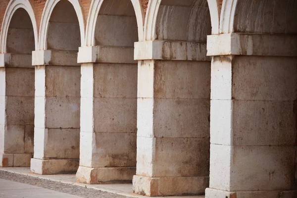 Lange gang in de buitenkant van het Koninklijk Paleis van aranjuez — Stockfoto