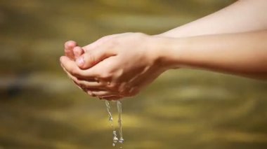 kadının elleri ile su sıçrama