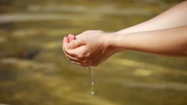 kadının elleri ile su sıçrama