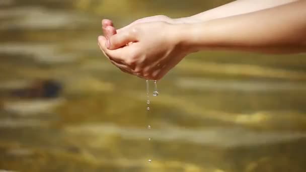 Las manos de la mujer con agua salpicada — Vídeos de Stock