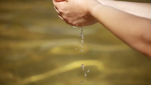 Mãos de mulher com respingo de água — Vídeo de Stock