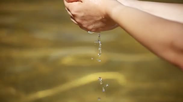 Mains de femme avec éclaboussure d'eau 