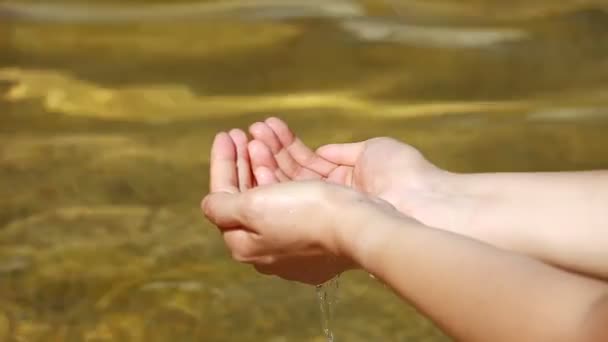 Frauenhände mit Wasserspritzern — Stockvideo