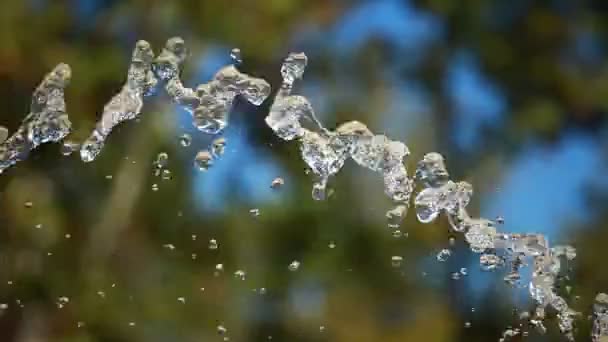Water splashing over blurred backgorund — Stock Video