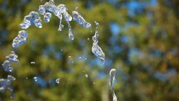 Agua salpicando sobre el remanso borroso — Vídeo de stock