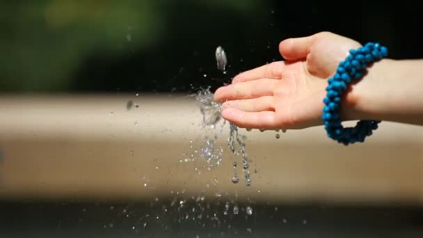 Las manos de la mujer con agua salpicada — Vídeo de stock