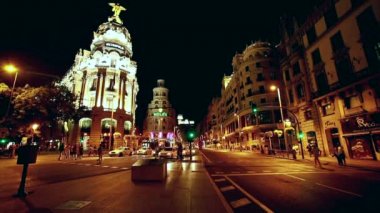Gran via madrid, İspanya, gece sokakta. zaman atlamalı