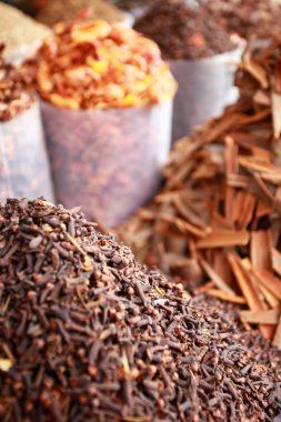 geleneksel baharat ve Hindistan Yerel Pazar içinde kuru meyve.