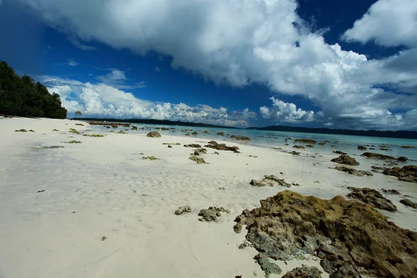 Blue sky és clouds, Havelock Island. Andamán-szigetek, India — Stock Fotó