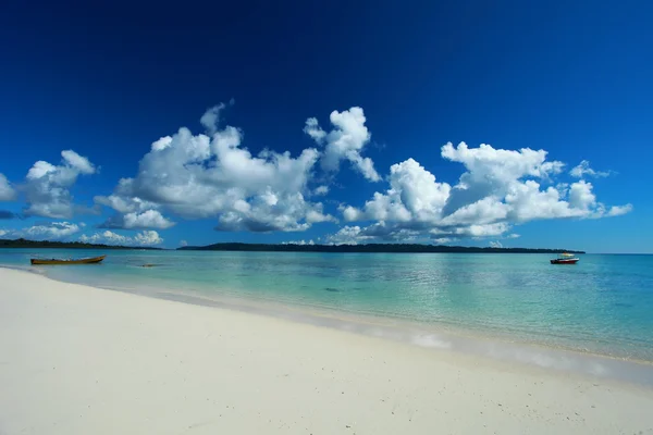 Cielo blu e nuvole nell'isola di Havelock. Isole Andamane, India — Foto Stock