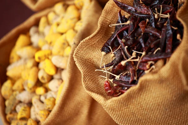 Traditionella kryddor och torkad frukt i lokala basaren i Indien. — Stockfoto