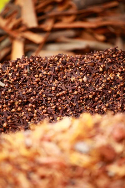 Rempah-rempah tradisional dan buah-buahan kering di pasar lokal di India . — Stok Foto