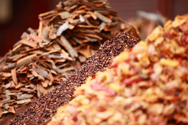 Traditionella kryddor och torkad frukt i lokala basaren i Indien. — Stockfoto