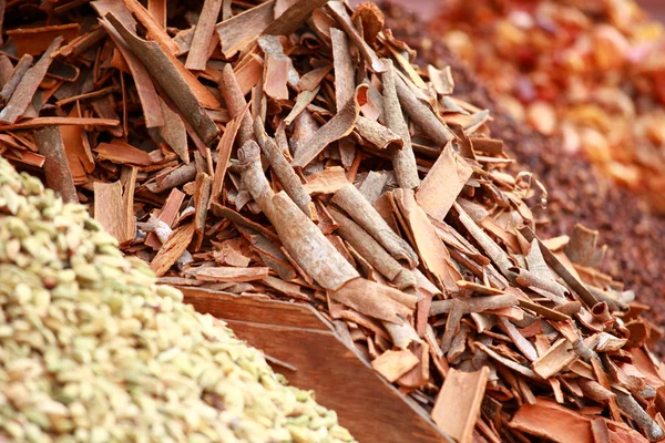 Traditionella kryddor och torkad frukt i lokala basaren i Indien. — Stockfoto