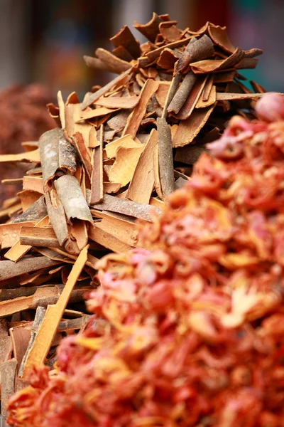 Traditionele kruiden en droge vruchten in lokale bazaar in india. — Stockfoto