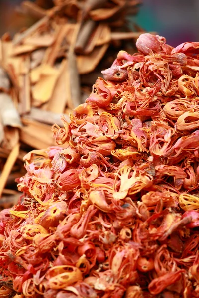 Traditionele kruiden en droge vruchten in lokale bazaar in india. — Stockfoto