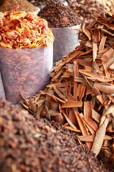 Traditionele kruiden en droge vruchten in lokale bazaar in india. — Stockfoto