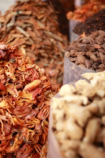 Traditionella kryddor och torkad frukt i lokala basaren i Indien. — Stockfoto