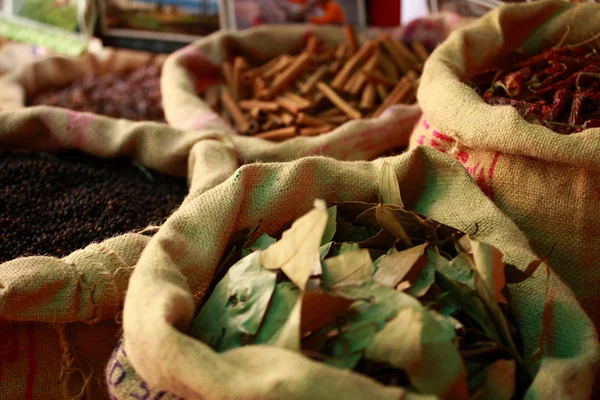 Especiarias tradicionais e frutas secas no bazar local na Índia . — Fotografia de Stock