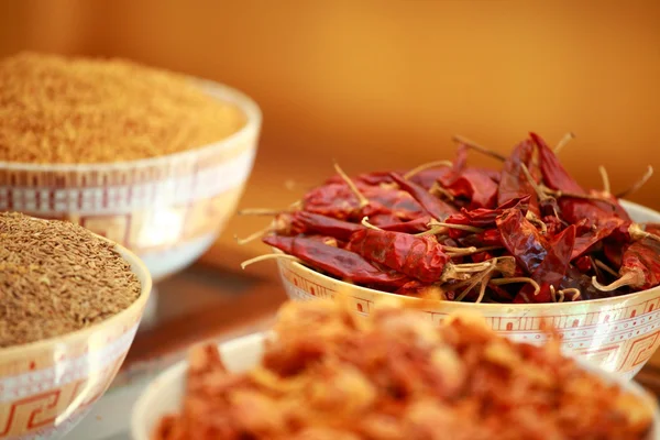 Traditionelle krydderier og tørre frugter i lokal basar i Indien . - Stock-foto
