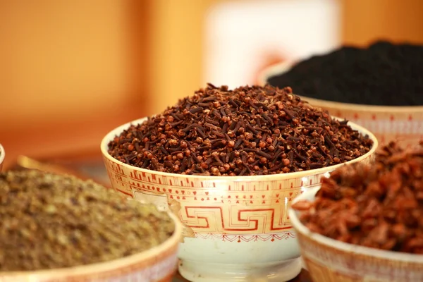 Épices traditionnelles et fruits secs dans le bazar local en Inde . — Photo