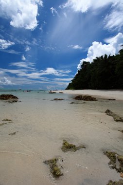 Havelock ada plaj mavi gökyüzü ile beyaz bulutlar, andaman Adaları - Hindistan