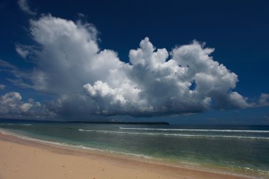 Havelock ada plaj mavi gökyüzü ile beyaz bulutlar, andaman Adaları - Hindistan