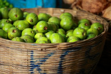 Hindistan yerel pazarda çeşitli meyve